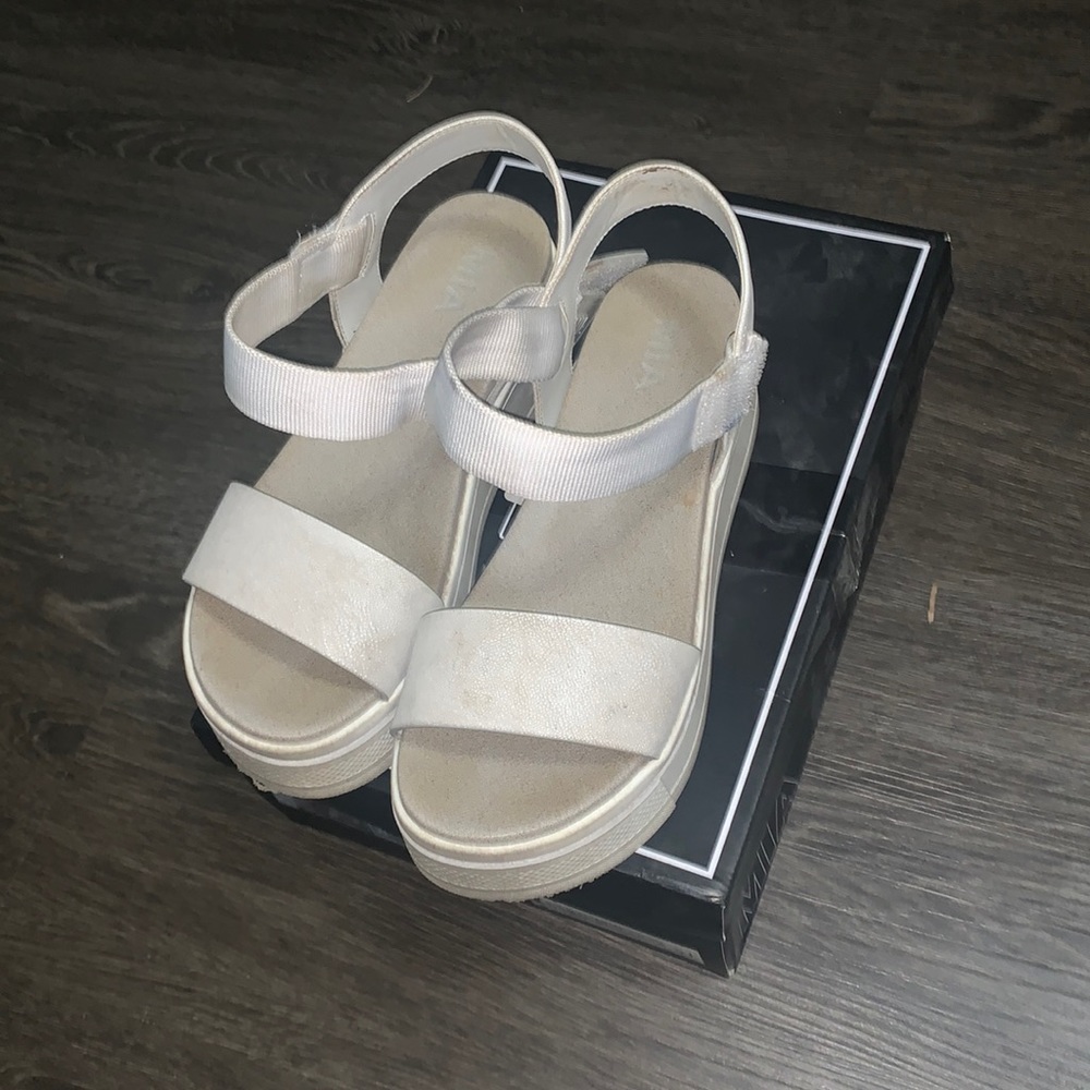 Gray and white wedges size:7